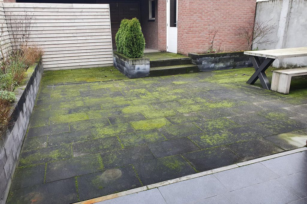 Groene aanslag van terras verwijderen, hoe doe je dat?
